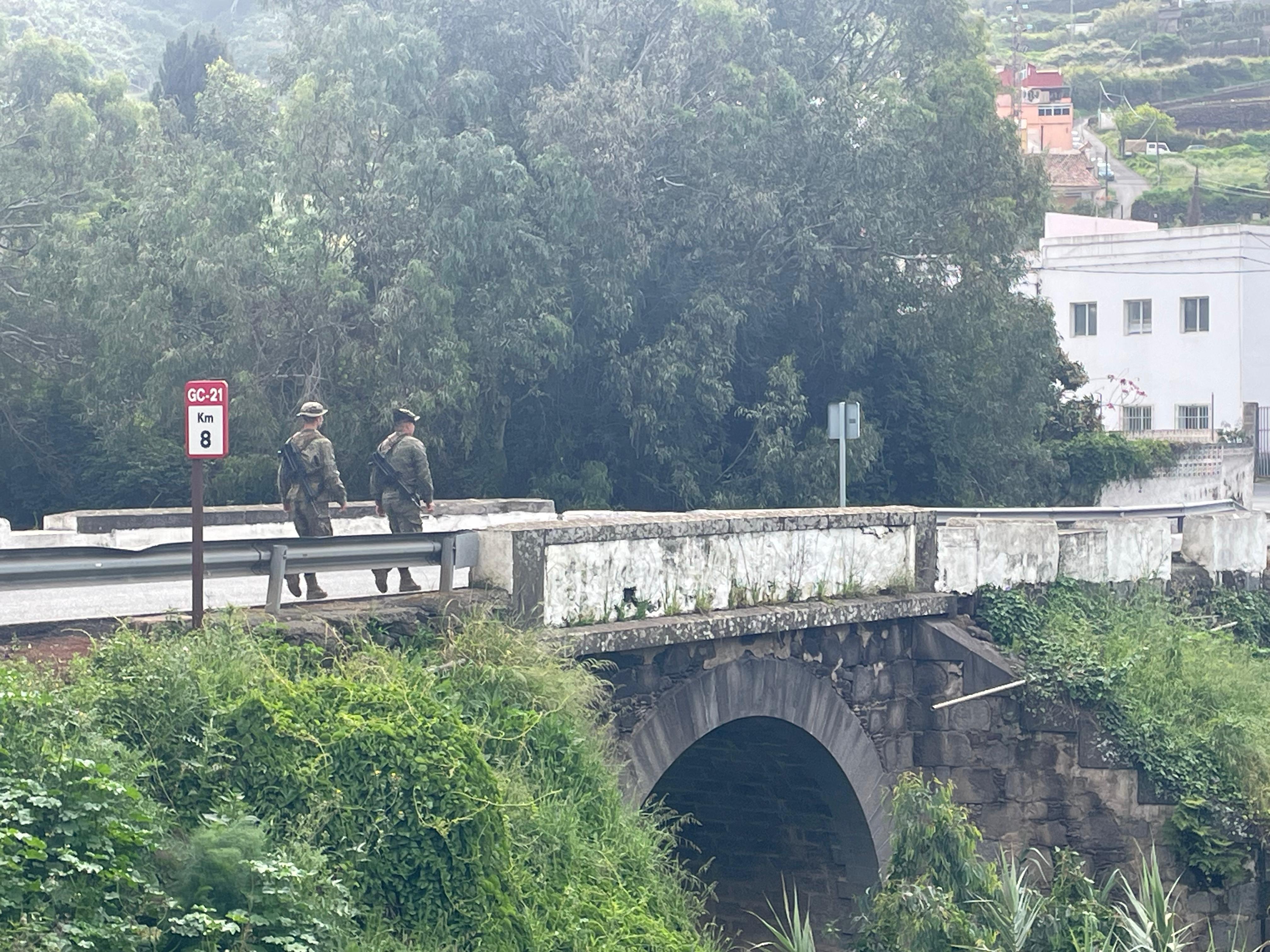 Dos militares patrullan a pie por la carretera GC-21 en Gran Canaria