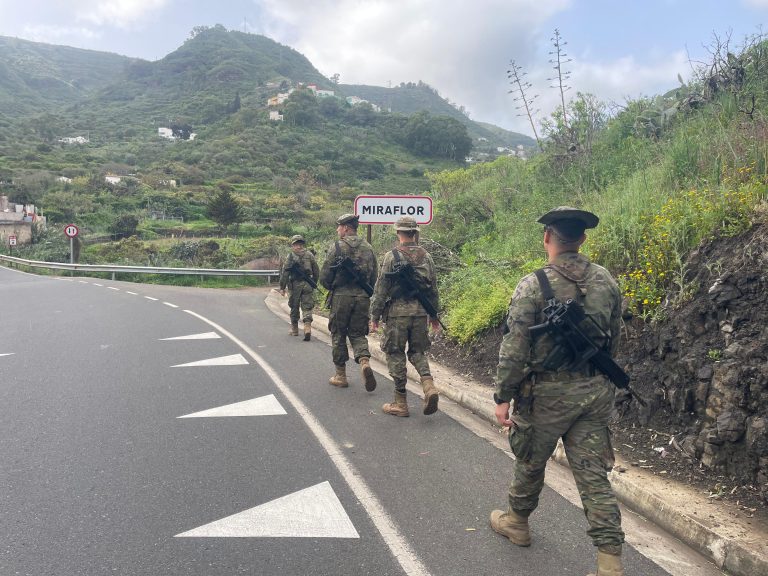 Patrulla del Grupo Táctico Canarias caminando junto al cartel de Miraflor, en Gran Canaria