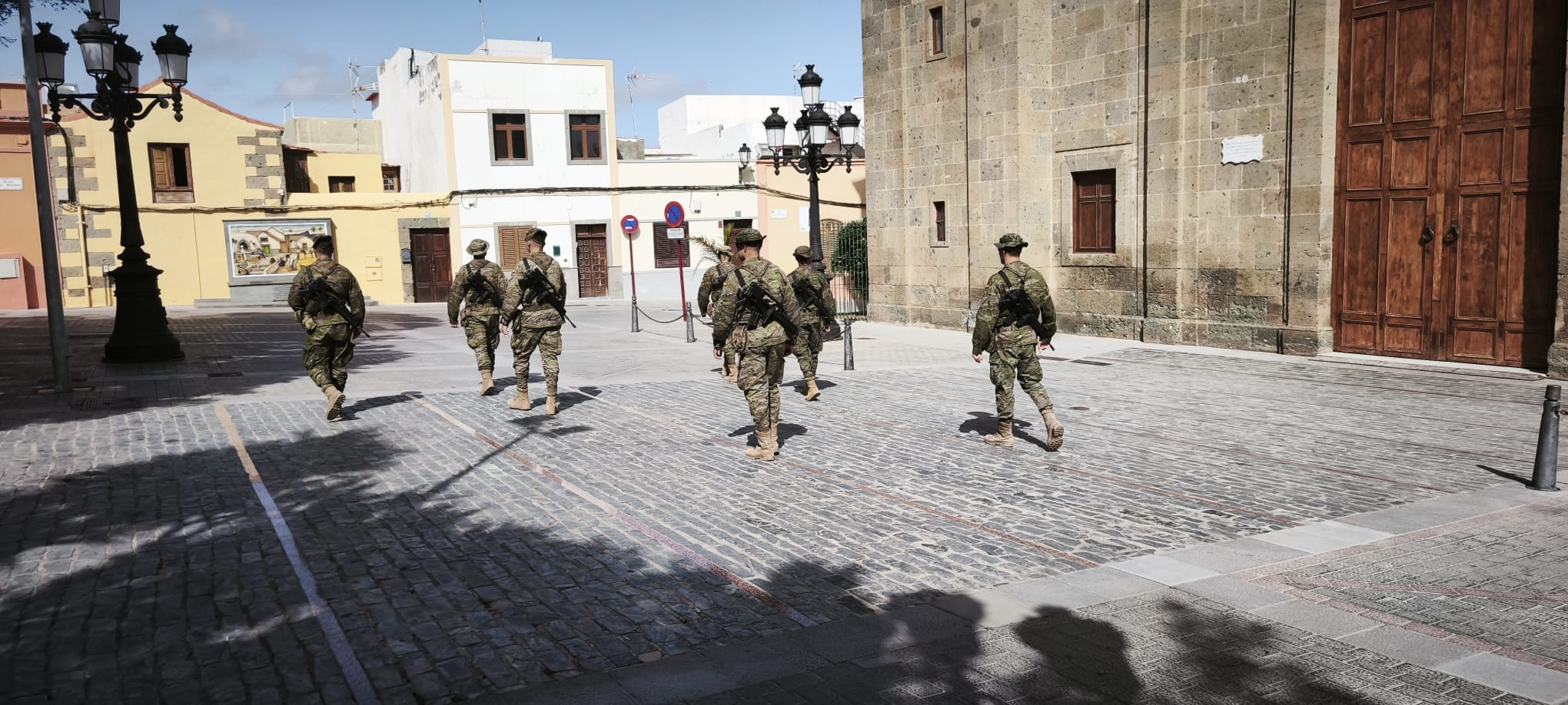 Patrulla del Grupo Táctico Canarias caminando por un núcleo urbano de Gran Canaria