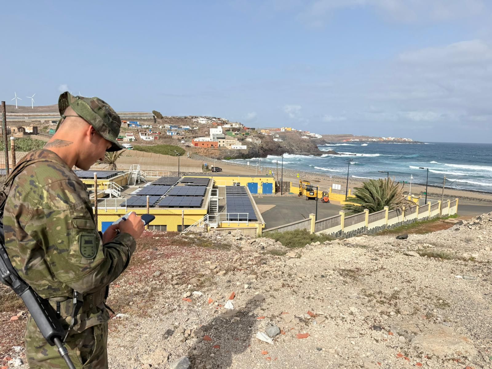Militar del Grupo Táctico Canarias durante una patrulla de vigilancia en la costa de Gran Canaria