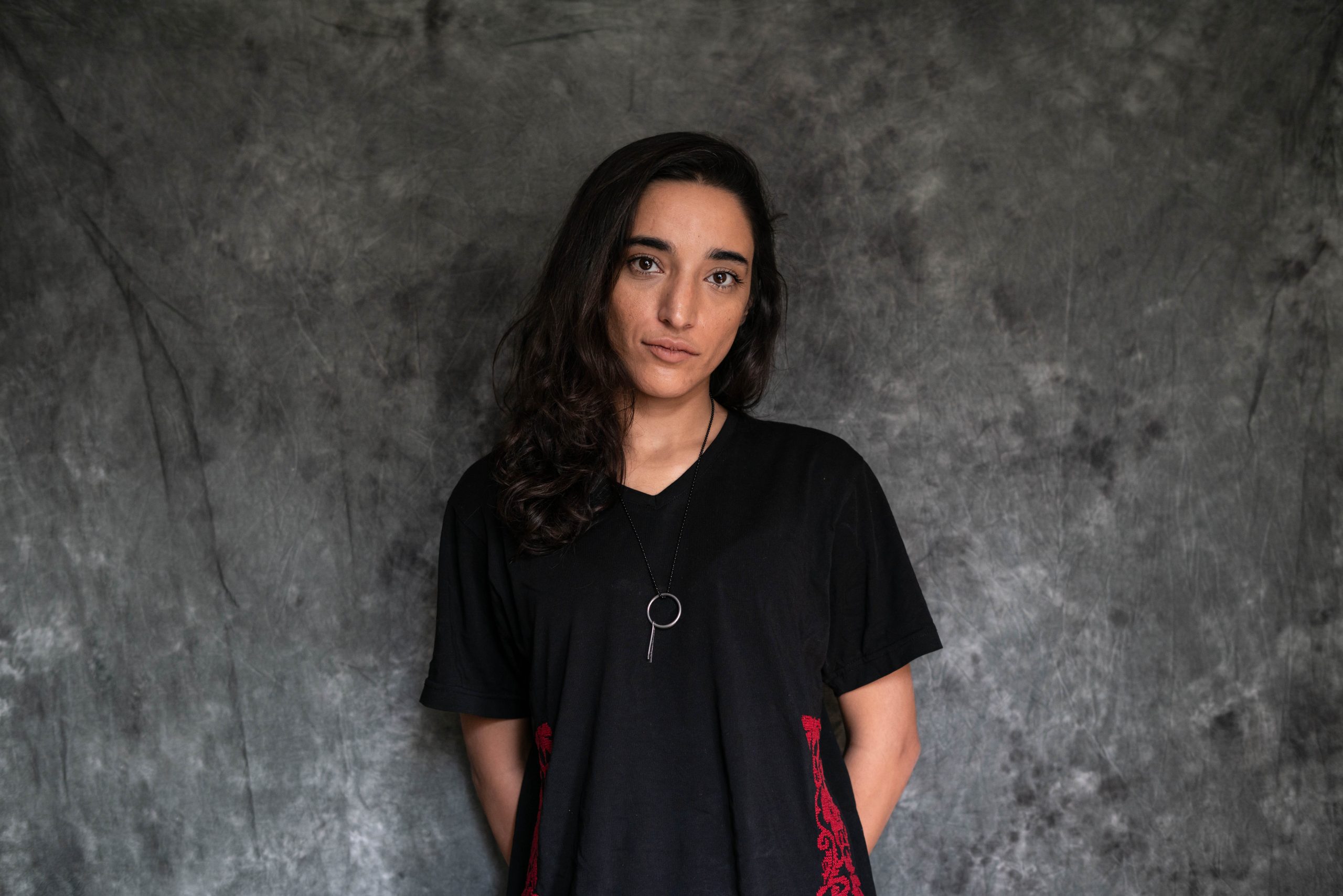 Retrato de la DJ y productora palestina Sama’ Abdulhadi, que actuará en EÓLICA 2026 en Tenerife