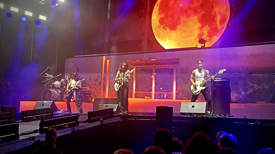Arde Bogotá en concierto durante su espectáculo Eclipse