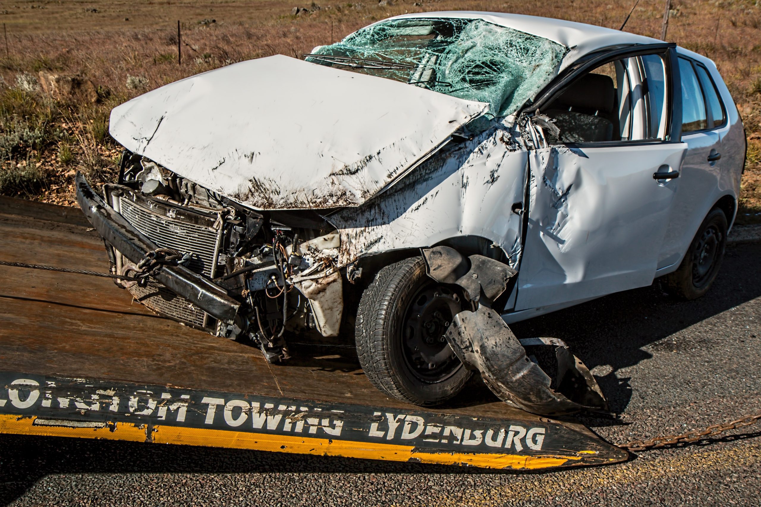 Vehículo accidentado tras salirse de la vía