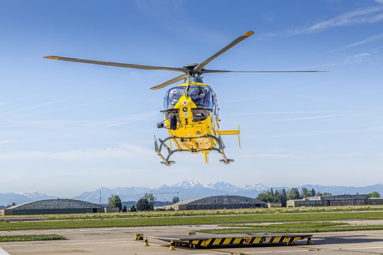 Helicóptero de rescate durante una operación de emergencias