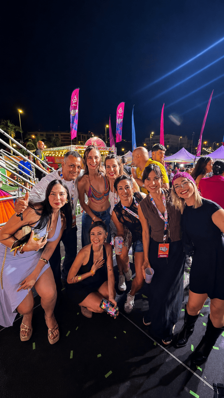 Reencuentro de La Voz de Canarias con un grupo de amigas en la tarima de medios del Cook Music Fest 2026