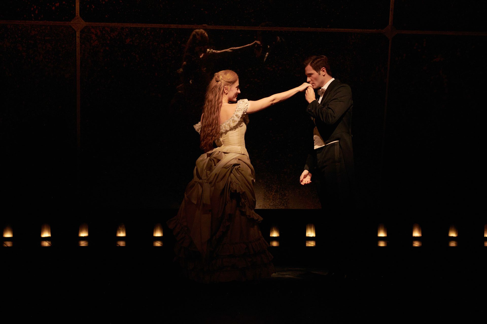 Christine y Raoul en una escena del musical