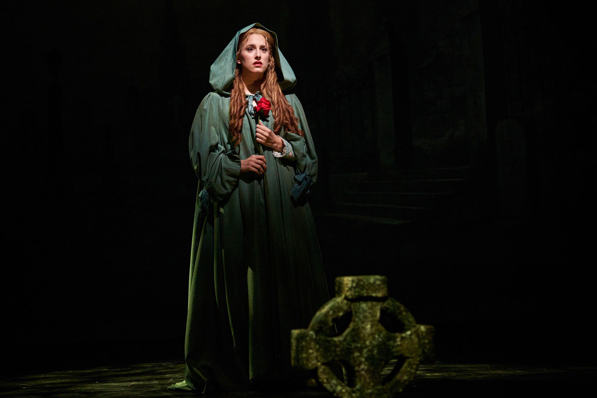 Christine Daaé sostiene una rosa roja en El Fantasma de la Ópera