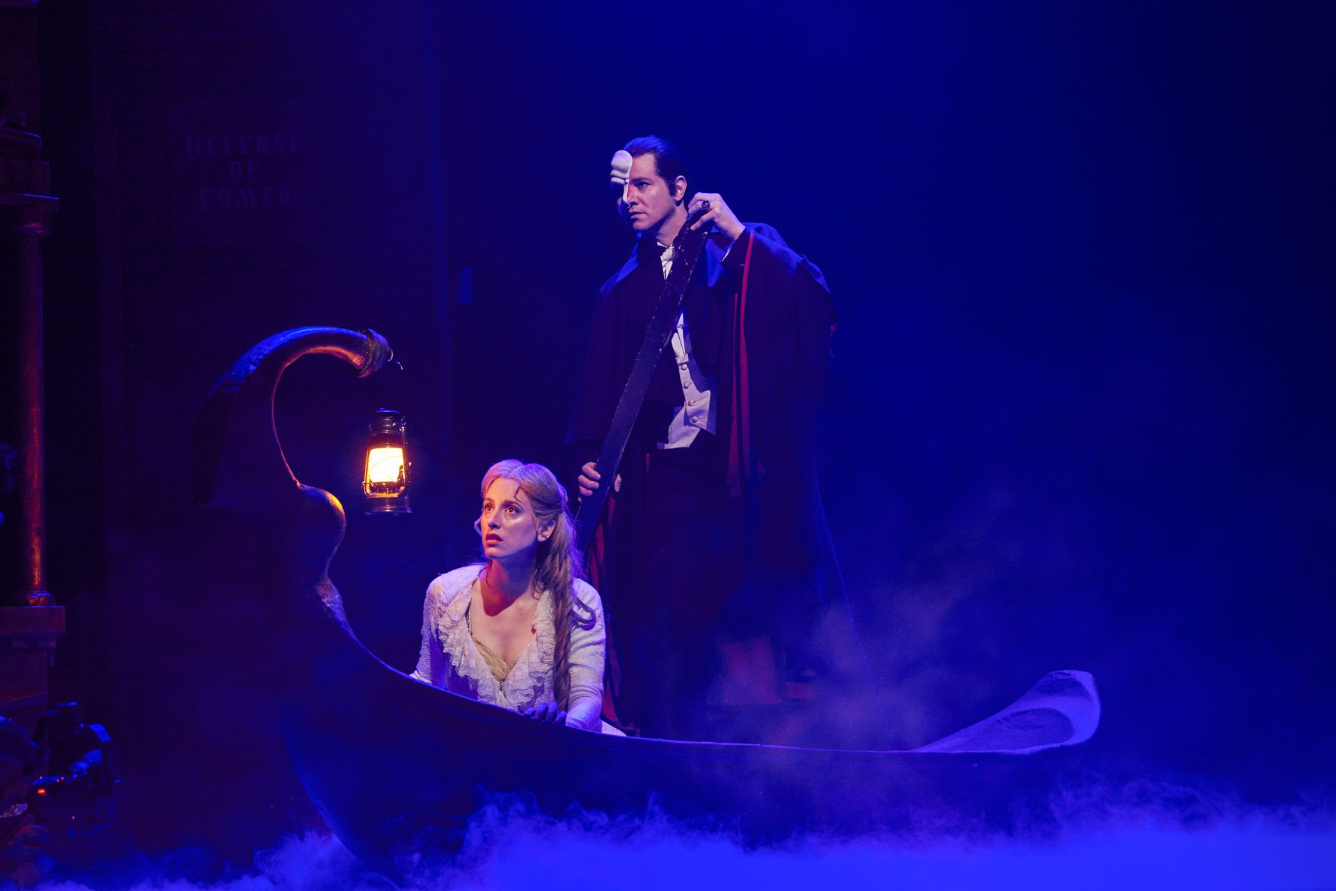 El Fantasma y Christine durante una escena de El Fantasma de la Ópera